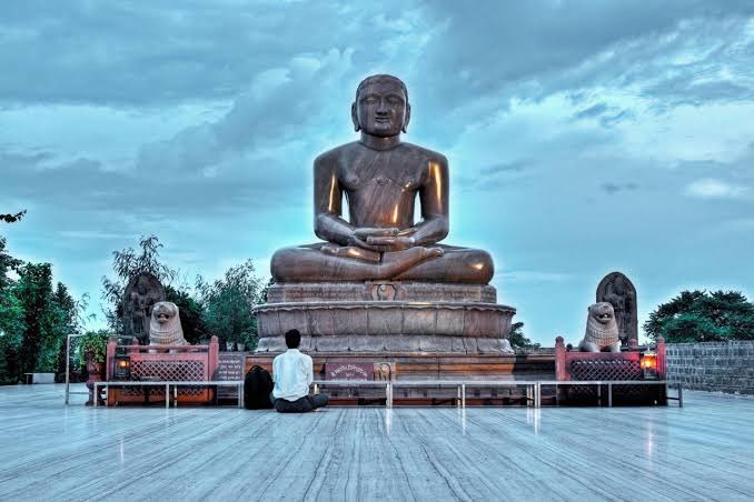 anandmahindra's tweet photo. A very happy Mahavir Jayanti to all. It occurs at a difficult period for the world. One of his principles is of particular relevance: ‘Aprigrah’—possess only those things which are truly necessary for life.  That is a resolution most of us will carry into the Post-Corona world... https://t.co/az2bvMZmTz