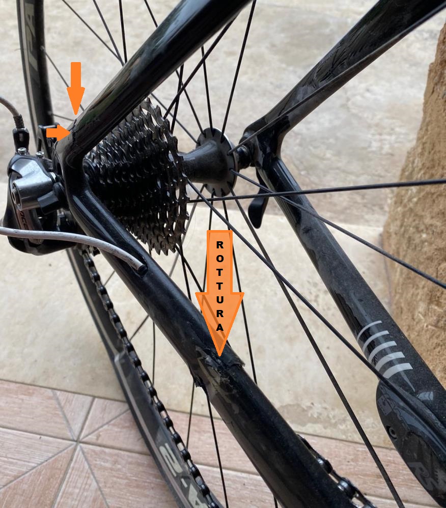 #rottura #foderi lato destro per incidente: riparabili
#riparazione e #verniciatura #telai in #carbonio
Per Info:
riparazioni.sartoantonio.it