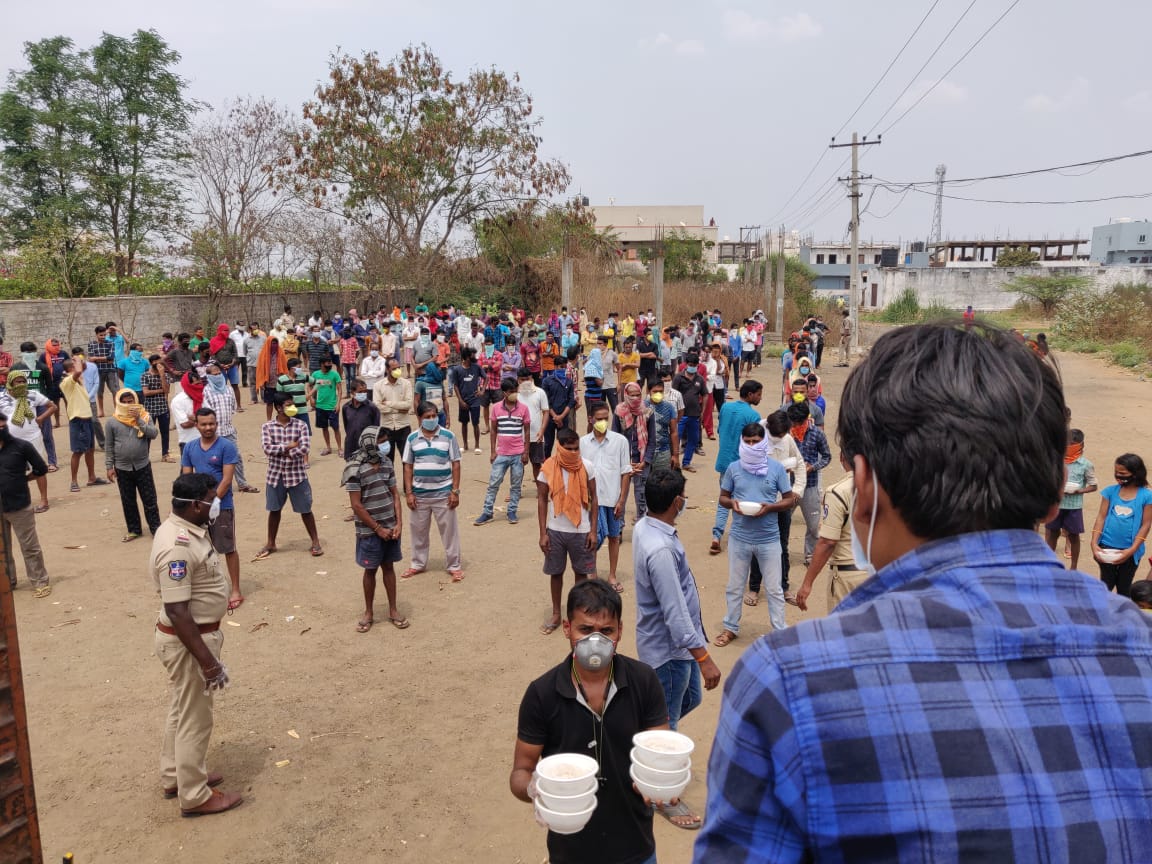 cyberabadpolice's tweet photo. Commissioner of Police, CYBERABAD Lauds the efforts of #Shri_Ram_Chandra_Mission (Heartfulness Institute) for making large amount of food arrangements for the needy @KTRTRS @TelanganaDGP @jayesh_ranjan @SCSC_Cyberabad @TelanganaCMO @HYSEA1991 @NASSCOM_Hyd
https://t.co/nakzzJHmHu https://t.co/SMfLy5zY8t
