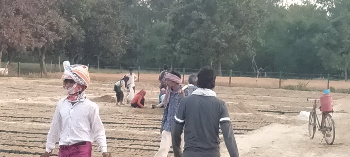 abhishe20141153's tweet photo. लॉक डाउन की उड़ा रहे हैं धज्जियां , उच्च अधिकारी के संरक्षण में ,रायबरेली वन विभाग। ग्राम व पोस्ट- लोधवारी परशदेपुर रोड ,थाना-डीह।
निवेदन किसी गरीब को महामारी की तरफ न ठकेले।
@dmraebareli 
@myogiadityanath https://t.co/PQoJtp3865