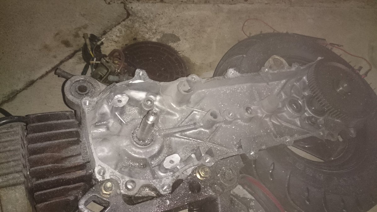 モルダー 盛田 野生のエンジニア モトコンポエンジンとロードパルsエンジン ロードパルsの中にモトコンポに取り付けられる変速機が入ってる ただ付けるだけだとトップスピードは変わらないからハイギア入れた