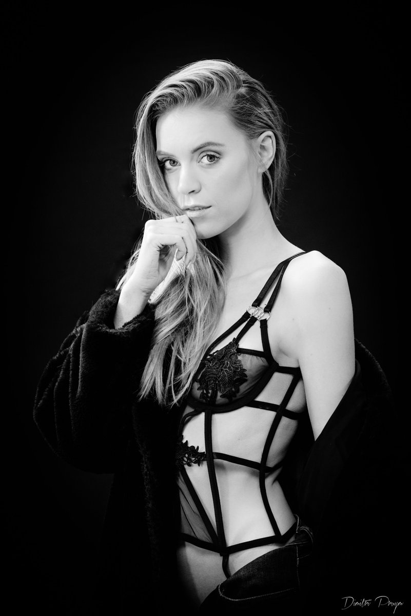 DimitriPruym's tweet photo. #model: @rubiamood #photography #portrait #bnw #beauty #art #blackandwhite #Antwerpen https://t.co/cGnMlojPjt