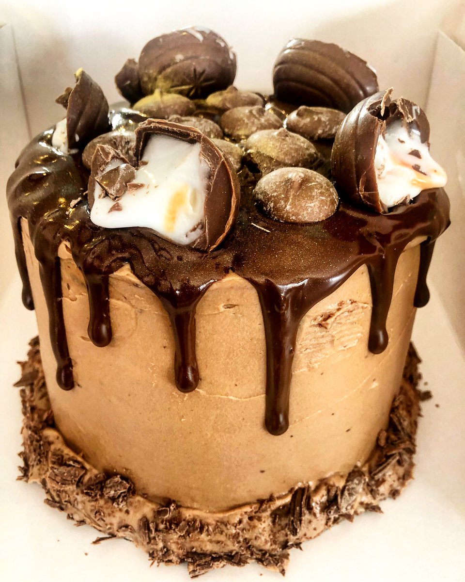 CrumbsCupcakery's tweet photo. Birthdays still deserve cake🥳🧁 #chocolate #cakesofinstagram #birthday #smallbusiness https://t.co/TX3GbkU18T