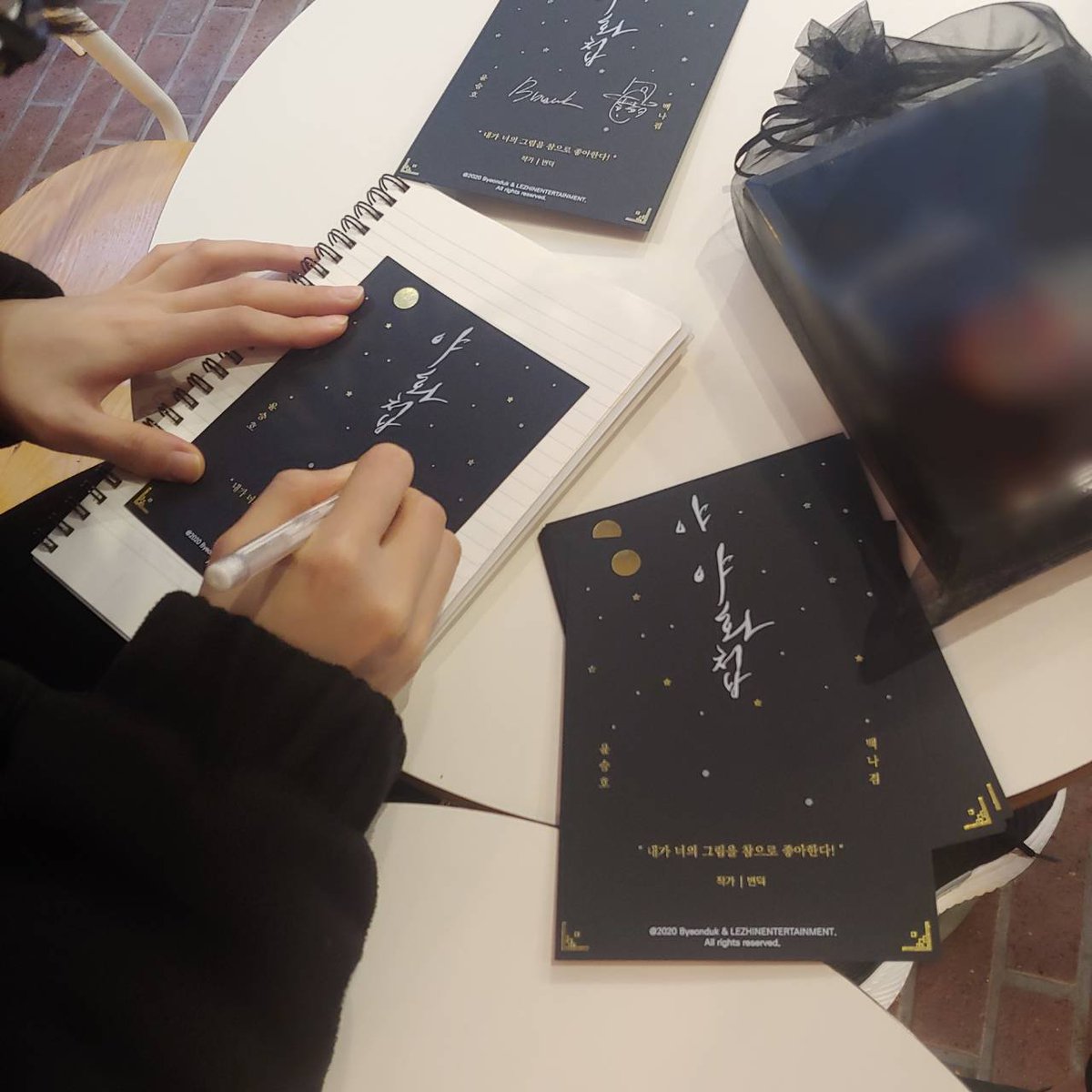 ByeonDuck_'s tweet photo. 뭘까요?ㅎㅎ https://t.co/E8bXnIr32G