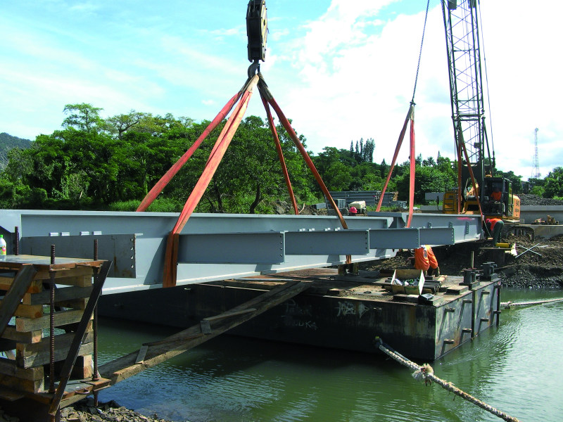 L’installation de ce #pont définitif en #NouvelleCalédonie a été possible grâce à un procédé de grutage !  #Unibridge #Matière #métallique