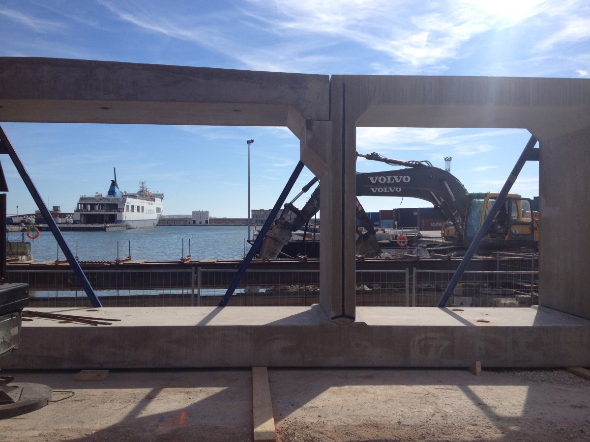 #Matière assemble régulièrement des #dalots en #béton pour construire des ouvrages #hydrauliques, comme ici dans le quartier des Aygalades de #Marseille il y a quelques années