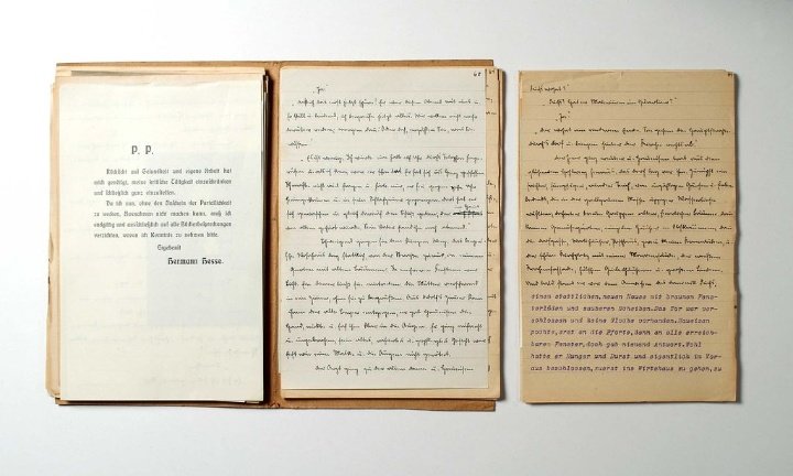 MartinKuhn9's tweet photo. #LiMoApp Schreibt man zuhause wieder mehr von Hand? Hermann Hesse legt im händischen Schreibprozess des Romans Gertrud gegen Ende das Blatt in die Schreibmaschine ein: "Der Übergang von der Hacke zum Pflug, von der Feder zur Schreibmaschine tut gut und regt an." #closedbutopen https://t.co/eP0aqeZnpS