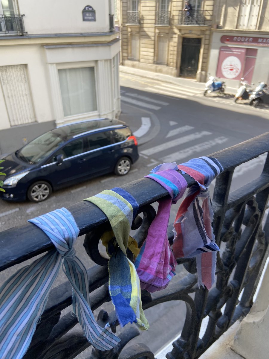 greghlls's tweet photo. Nous applaudissons le personnel soignant à 20h, mais comment montrer notre gratitude à toutes les autres personnes qui font tourner notre pays ? Tout simplement en mettant quelques noeuds de tissus 🎀 à nos fenêtres en marque de soutien ! #VousAssurez https://t.co/dQgRm5EAfz
