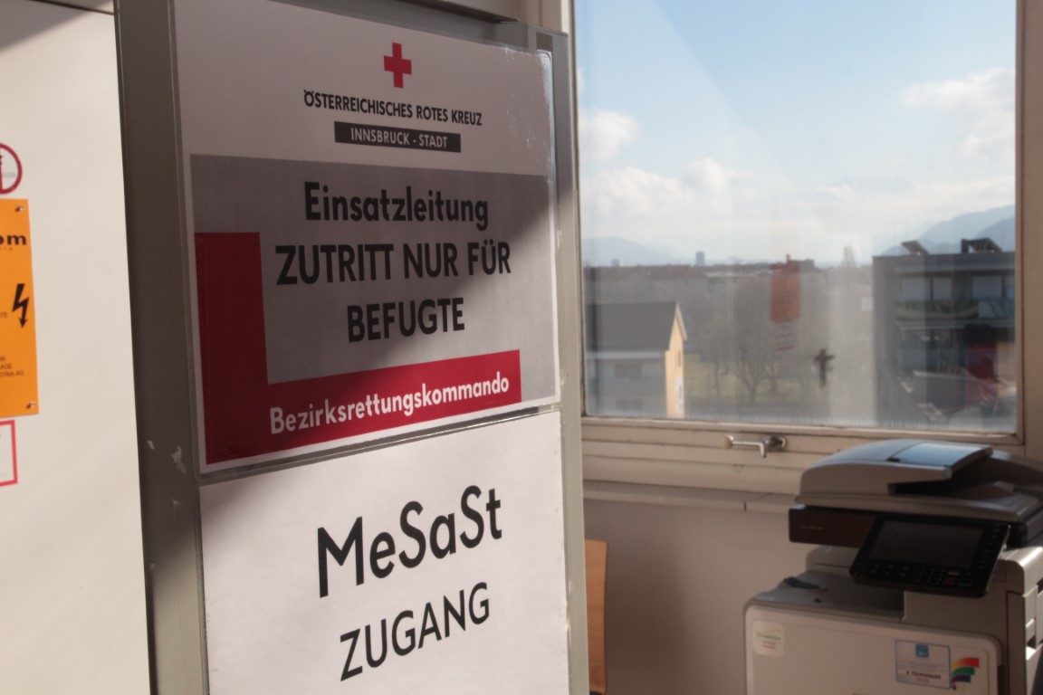 IbkRotes's tweet photo. Im Roten Kreuz Innsbruck ist seit Beginn der Herausforderungen durch COVID-19 das Bezirksrettungskommando in einer Stabsstruktur für die operative Führung zuständig. Danke an alle MitarbeiterInnen  - aus Liebe zum Menschen!
#alzm #Covid_19 https://t.co/grPlpaNBIq