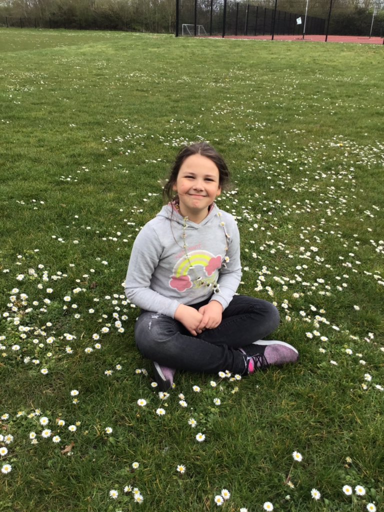 swallowsMPS's tweet photo. Mailbox hugs and daisy chains at school today @MiddletonMPS https://t.co/fhxA8e3rGh