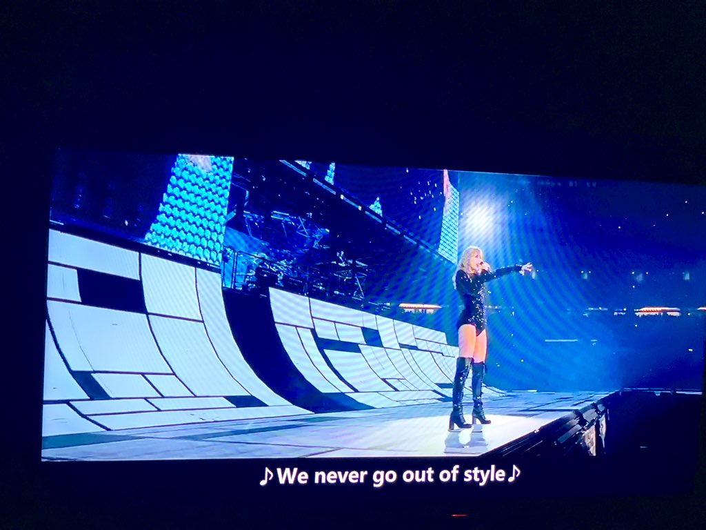 AsteriaYJX's tweet photo. 在家看Taylor Swift巡演回放 
#1989worldtour
#ReputationWorldtour https://t.co/pQbBDy8uyM