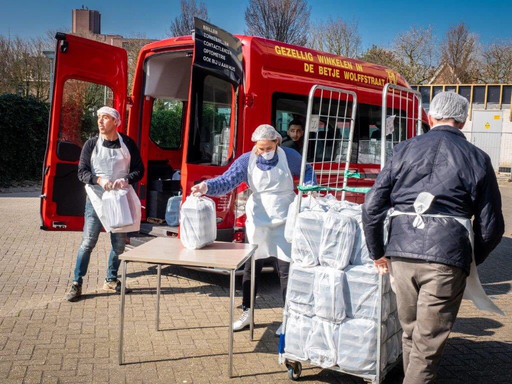 hugodejonge's tweet photo. Overal ontstaan hartverwarmende initiatieven om ouderen een handje te helpen. De Participatie Keuken in Den Haag bezorgt de komende tijd zo'n 100.000 gezonde maaltijden bij ouderen die er alleen voor staan. Zie https://t.co/ksjVR84SeW #eentegeneenzaamheid #coronahulp https://t.co/bvHgiuwjqs