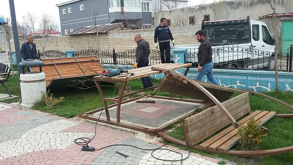 vanlinihathoca's tweet photo. Çok Şükür Bugün de Utandık..
Dün gece Van'ın Tuşba ilçesindeki bazı parklar kimliği belirsiz bazı kişiler tarafından tahrip edilmiş. https://t.co/NvjCppTALd