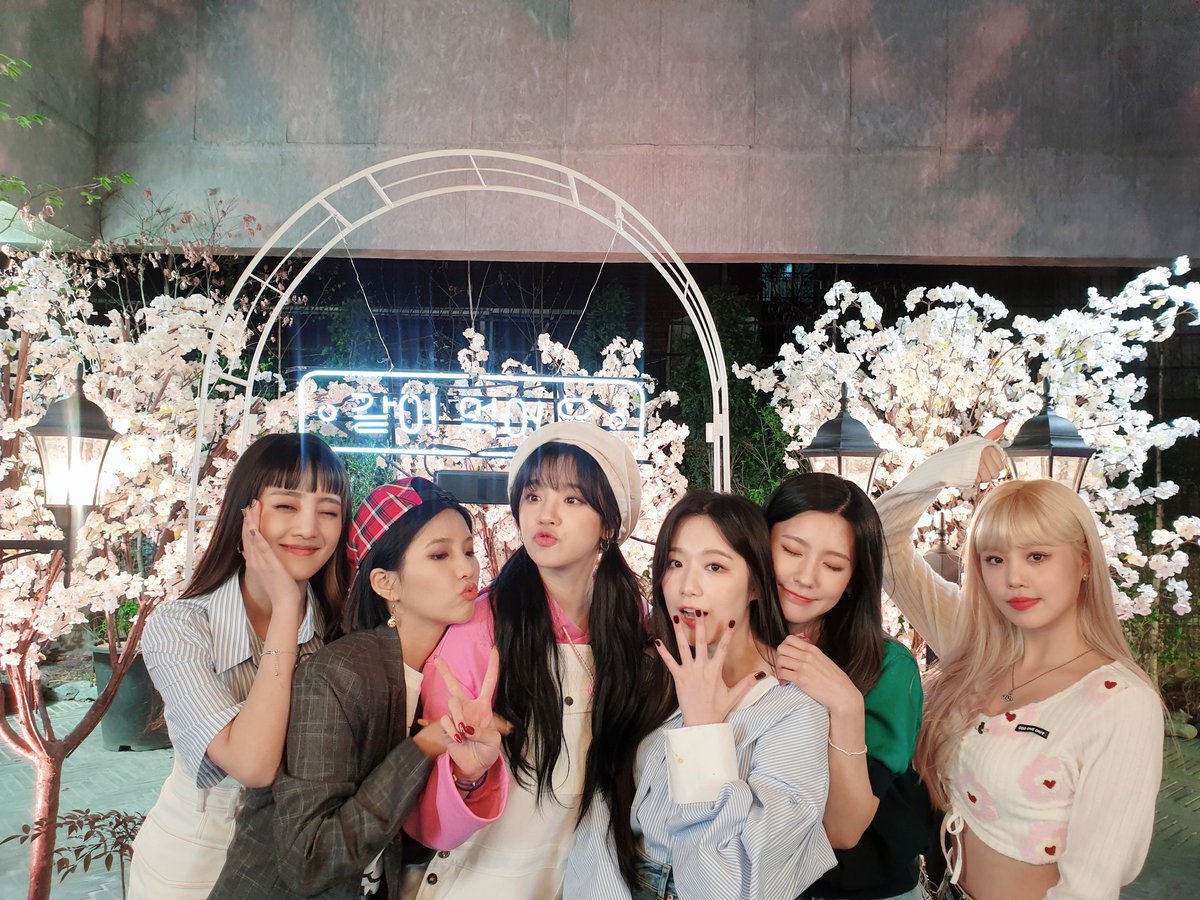 official_i_dle's tweet photo. [📸] 20200406 @ (여자)아이들 X 같이먹어요 

아이들 입맛저격🔫 치즈찜닭과 짜장���볶이로 행복했던 야식먹방 끝~!
우리 네버랜드와 같이 먹어서 더욱 즐거웠어요🐷❤💜

#여자아이들 #GIDLE
#I_trust #Ohmygod
#VLIVE #같이먹어요 https://t.co/Vb5gEBtRG4