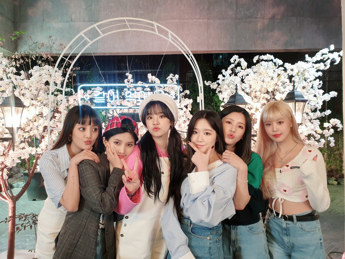 official_i_dle's tweet photo. [📸] 20200406 @ (여자)아이들 X 같이먹어요 

아이들 입맛저격🔫 치즈찜닭과 짜장���볶이로 행복했던 야식먹방 끝~!
우리 네버랜드와 같이 먹어서 더욱 즐거웠어요🐷❤💜

#여자아이들 #GIDLE
#I_trust #Ohmygod
#VLIVE #같이먹어요 https://t.co/Vb5gEBtRG4