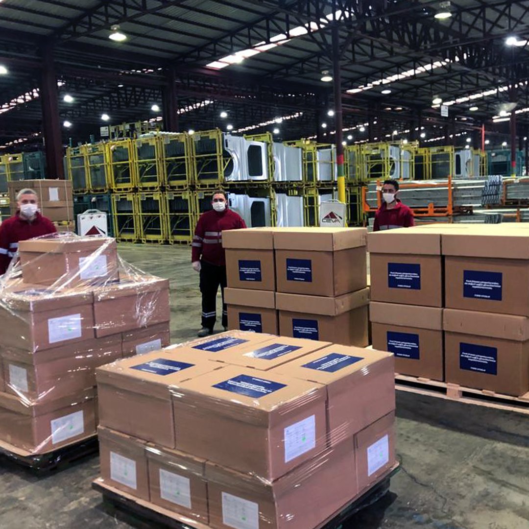 Yüz siperliği tamam, sırada Aerosol Box var! Sağlık birimimizin yönlendirmeleriyle iyileştirdiğimiz hareket alanı ve görüş özellikleriyle entübasyon işlemi sırasında kullanılacak bu kutularla, sağlık personeli daha rahat hareket edecek ve kendini daha iyi koruyacak.