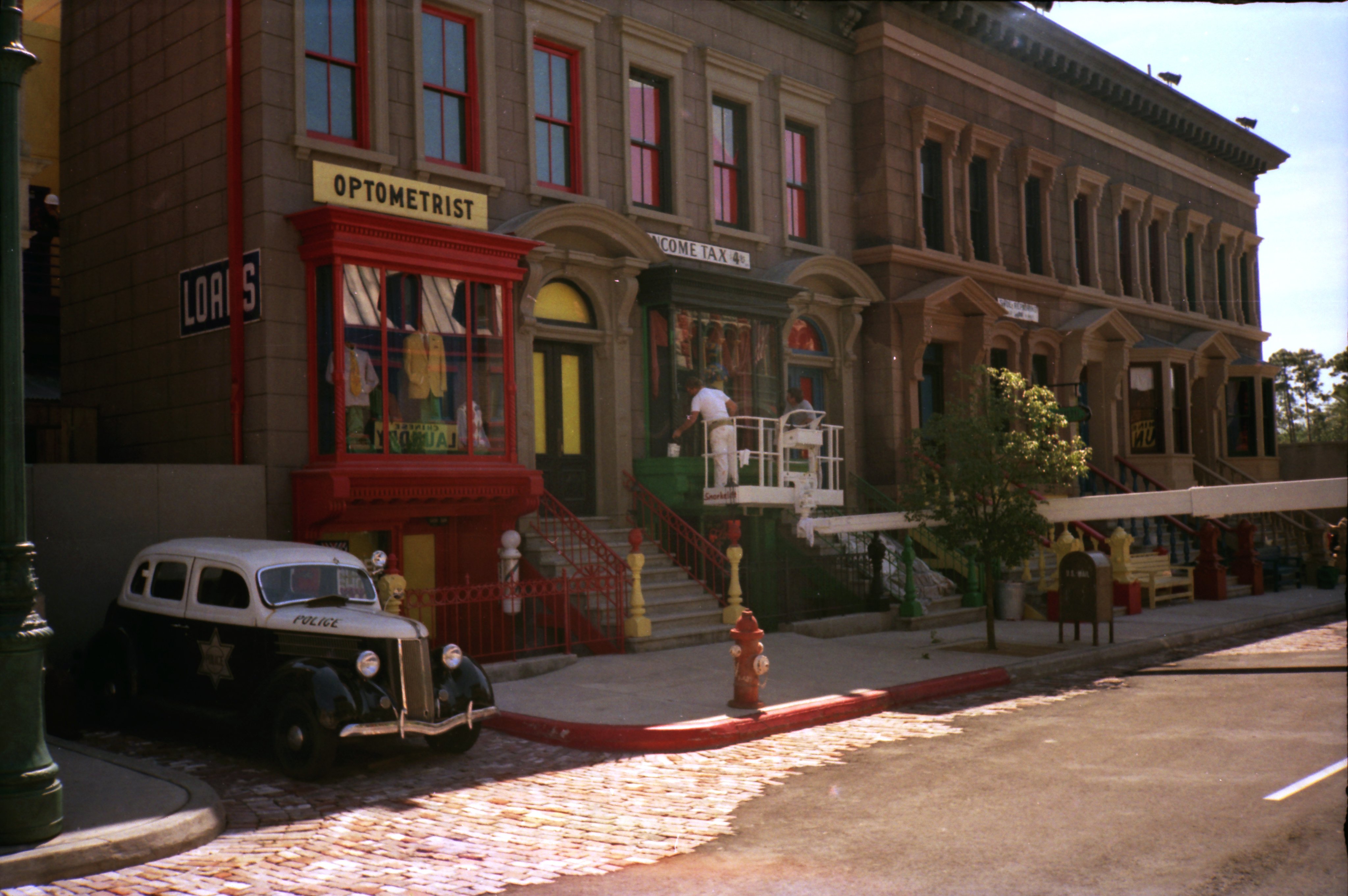 bioreconstruct on Twitter: A look at paint in progress in a Disney's  Hollywood Studios backlot street. Early 1991. Dick Tracy movie theming.  https://t.co/244wh1ikCb / Twitter