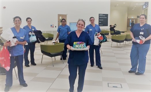 Tilly and her colleagues usually work on our wards but have been redeployed to critical care to help care for #COVID19 patients. 

Tilly's family run Heartwood Tea Rooms near #StAlbans and sent in this lovely creation. Thank you! 🌈🌈