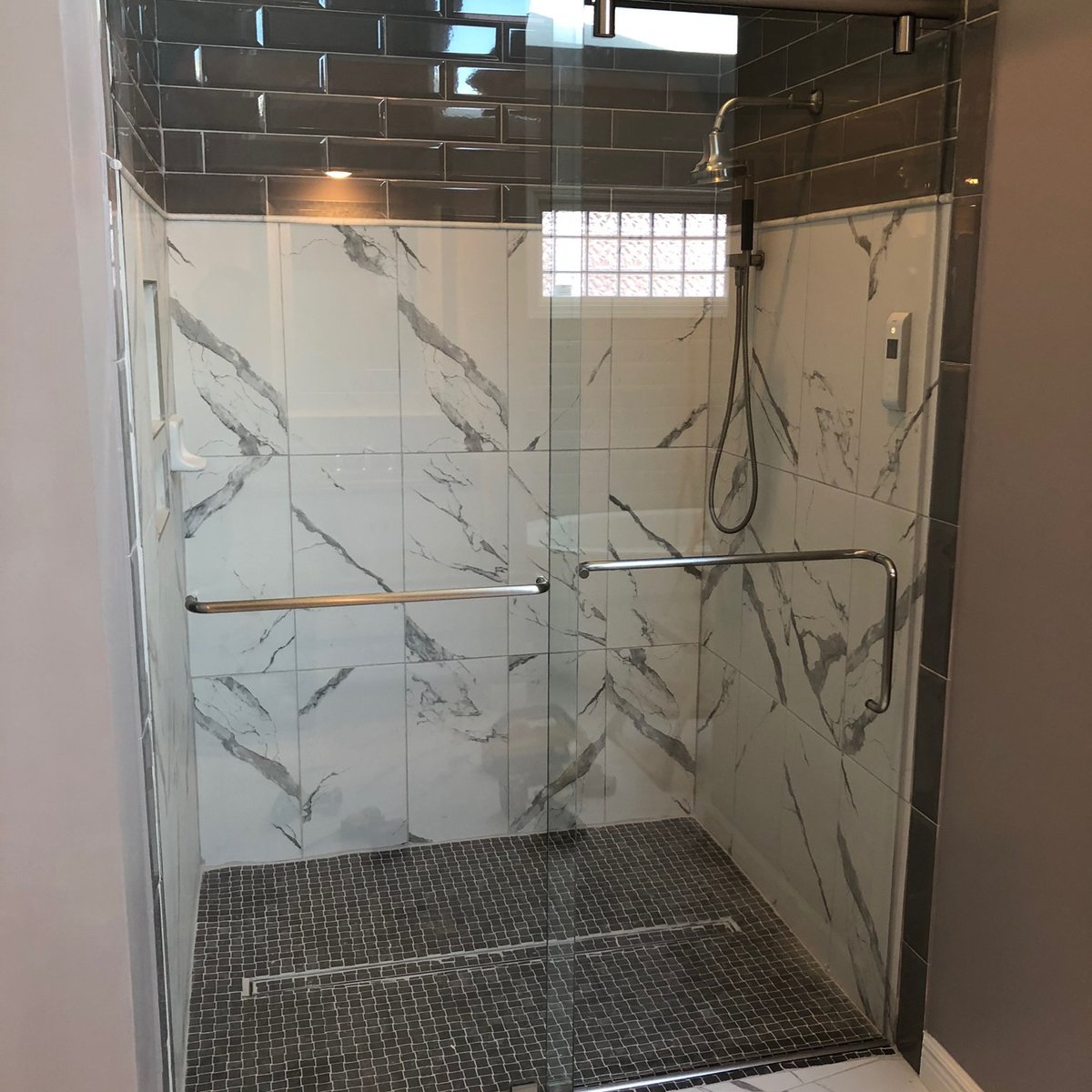 ChcCst's tweet photo. Sometimes simple is best on a shower... this time it wasn’t! Check out this stunning shower with an integrated towel bar and handle! https://t.co/j2BKzycPgz