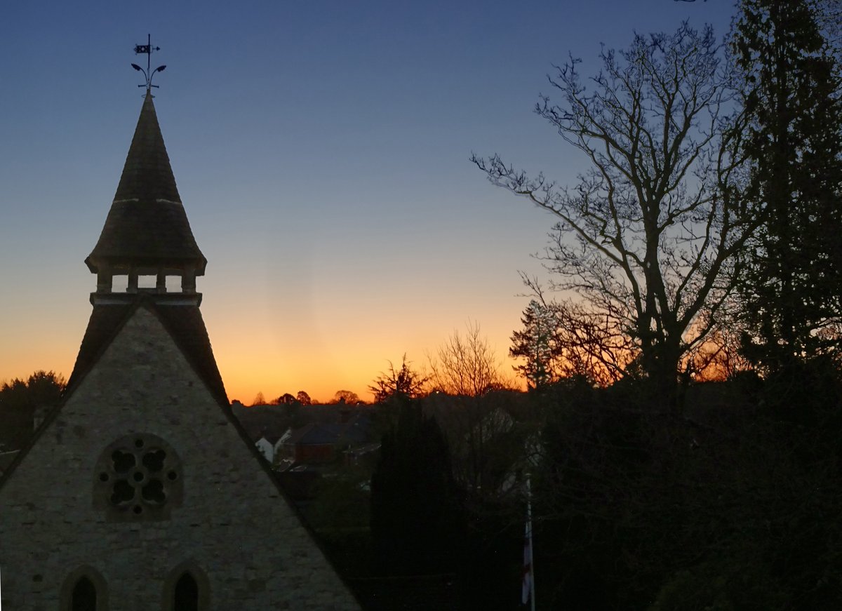 farnhamherald's tweet photo. "The sun rises behind St James in #Rowledge," writes local historian Roy Waight. "I thought it rather a lovely sight at an unlovely time!"
It certainly is Roy, thanks for sharing. Please send your self-isolation stories and snaps to news@farnhamherald.com 📸
#HelpingHand👏 https://t.co/tz6Dkg6PpV