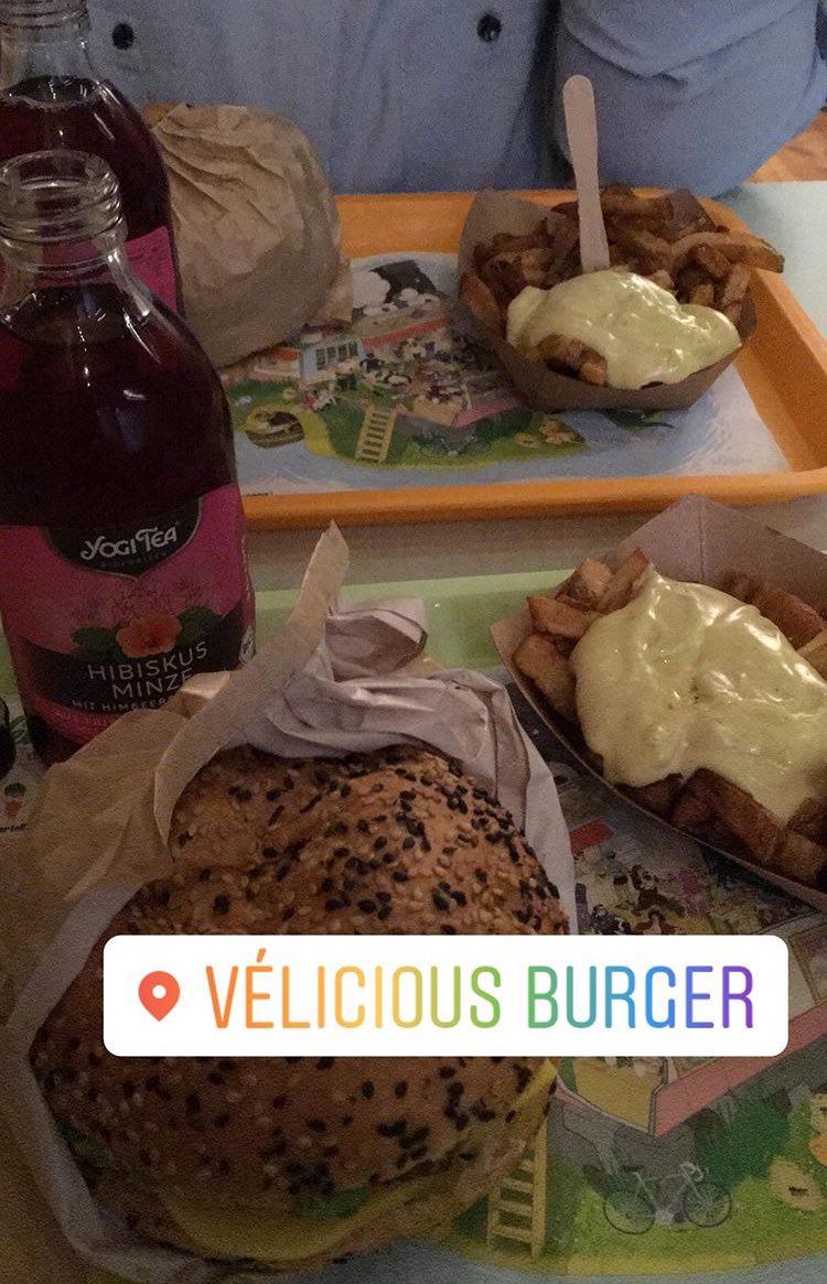 20- Velicious Burger vers Grand Rue -> burger végétarien (vegan même jcrois)C VRMT TROP TROP BEAU À L’INTÉRIEURY’a un menu étudiant pour 10€ avc boisson + burger + frites