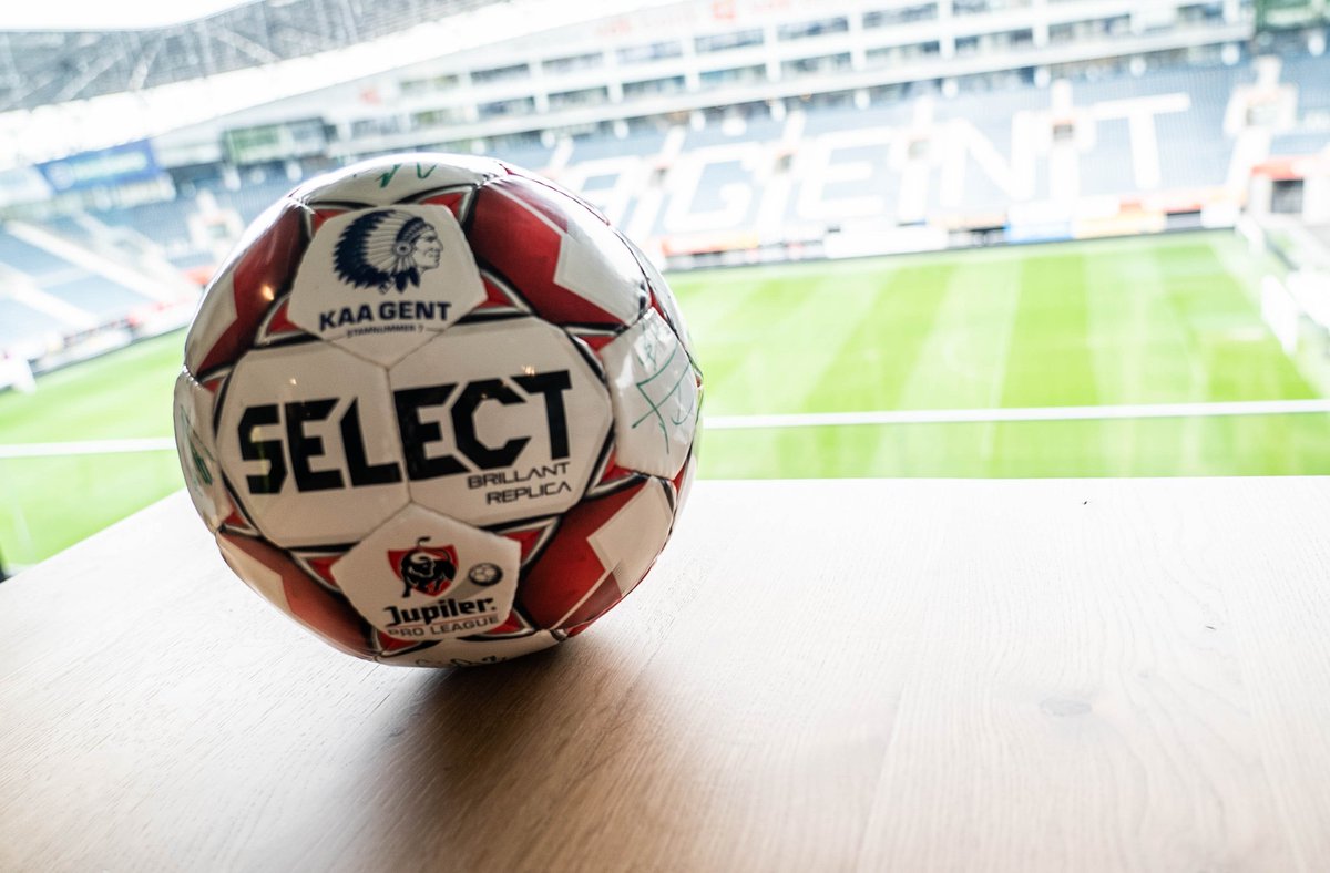KAAGent's tweet photo. Proficiat @Joren_Boone! Jij wint de gesigneerde 🔵⚪️-bal  dankzij jouw creatieve interpretatie van de #AgeeChallenge 🎉 https://t.co/NwL8JAaod2