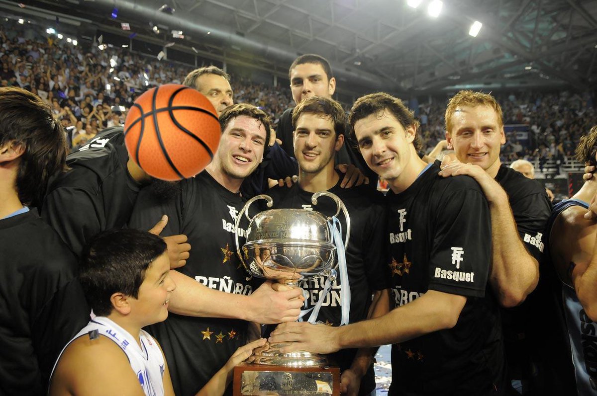 #PostalesDeLiga

🏆 Campeones 🏆

¿Quién está en el festejo junto a <a href="/alediez14/">Alejandro Diez</a>?