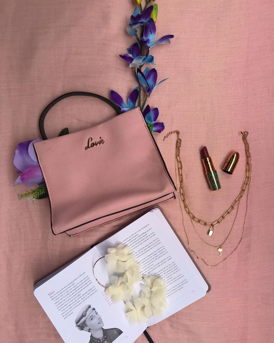 LavieWorld's tweet photo. A perfect bag that goes along with pretty much everything! Comment 👜 if you’d add this bag to your wishlist. ⁣
x⁣
#Lavie #LavieWorld #handbag #fickleisfun #anushkasharma #perfectbag #pink #flatlay #book #satchel #tote #instafashion https://t.co/U4h5NMoTVj