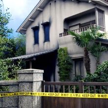 Ju-On (2.000) - Based on a true story of a man who murdered his wife and little son, and then their house was cursed. The real house is located at the Nerima district in Tokyo, Japan, and have been used to film the serie of original movies, and the American versions