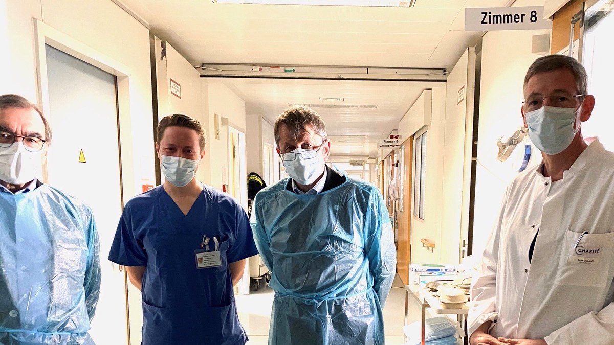 Der Vorstand der #CharitéBerlin informiert sich regelmäßig über die Situation auf Station. Heute besuchten Prof. Kroemer &amp; Prof. Frei zwei Intensivstationen am #CVK. „Es herrscht eine hohe Professionalität &amp; feste Zuversicht, mit #COVID19 fertig zu werden", so Kroemer. #SARSCoV2