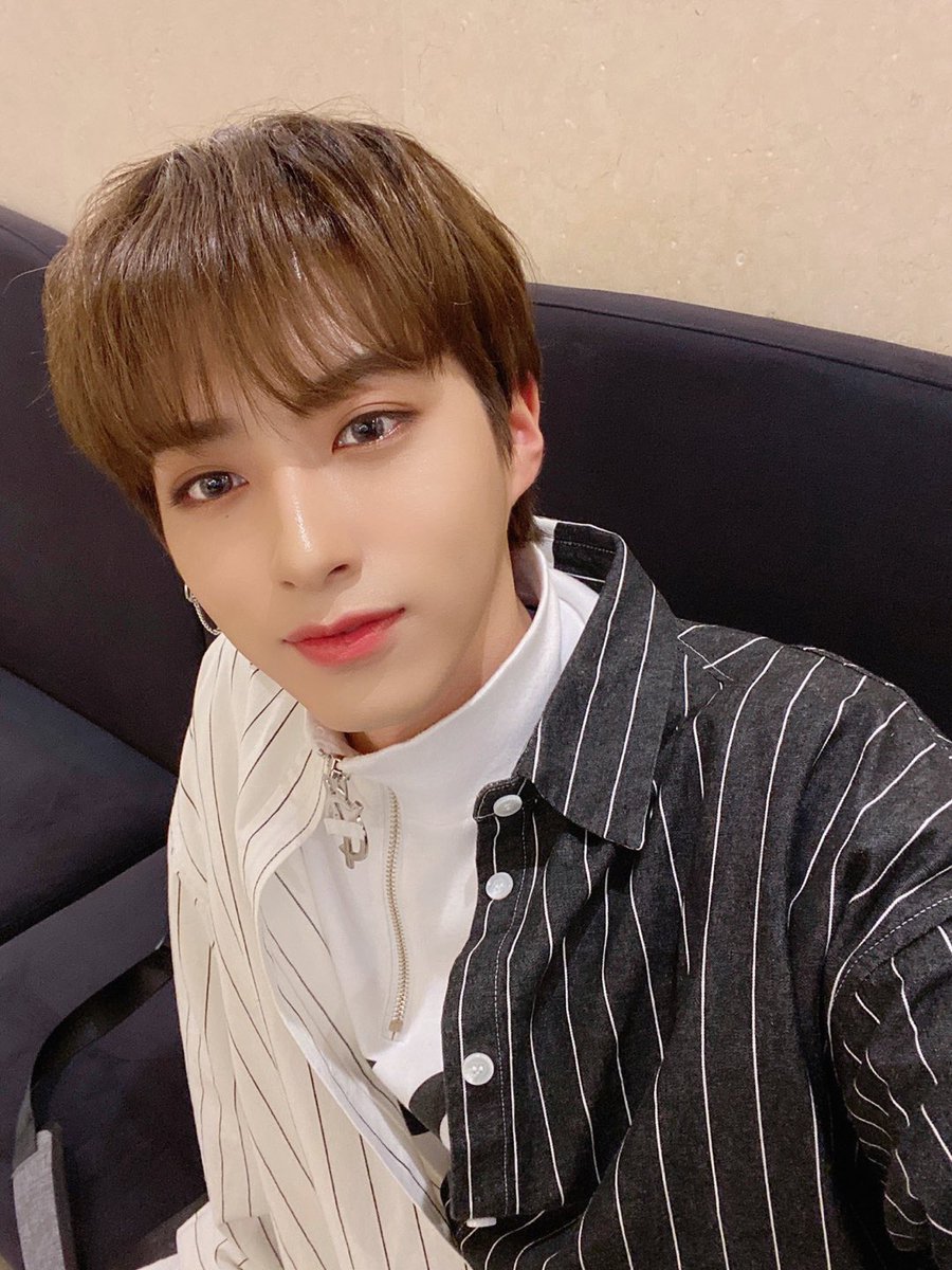 official_ONEUS's tweet photo. [#시온]
시온이의 시온로그🎞 잘 보셨나요?! 앞으로 계속 달님들이 궁금해하시는 소소한 일상들을 찍어보려구해요 응원 많이 해주세요! 아 그리구 음악중심 때 달님들이 메컵에 점 가려져서 아쉽대서 찐하게 찍어봤어요 어때요?! 오늘도 너무 사랑해 우리 달님들🌎❤️🌙 https://t.co/74G0wBQ1FW