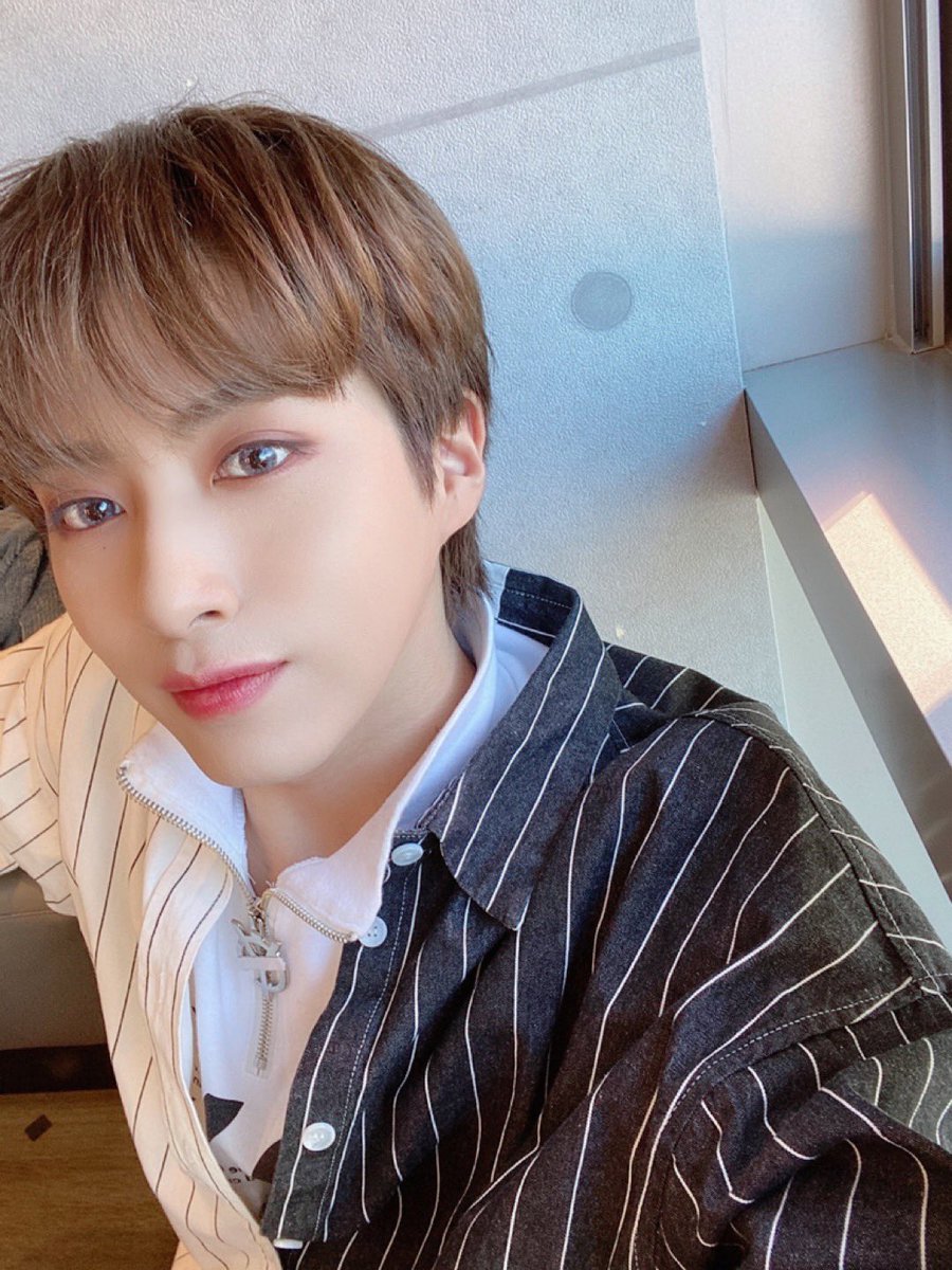 official_ONEUS's tweet photo. [#시온]
시온이의 시온로그🎞 잘 보셨나요?! 앞으로 계속 달님들이 궁금해하시는 소소한 일상들을 찍어보려구해요 응원 많이 해주세요! 아 그리구 음악중심 때 달님들이 메컵에 점 가려져서 아쉽대서 찐하게 찍어봤어요 어때요?! 오늘도 너무 사랑해 우리 달님들🌎❤️🌙 https://t.co/74G0wBQ1FW