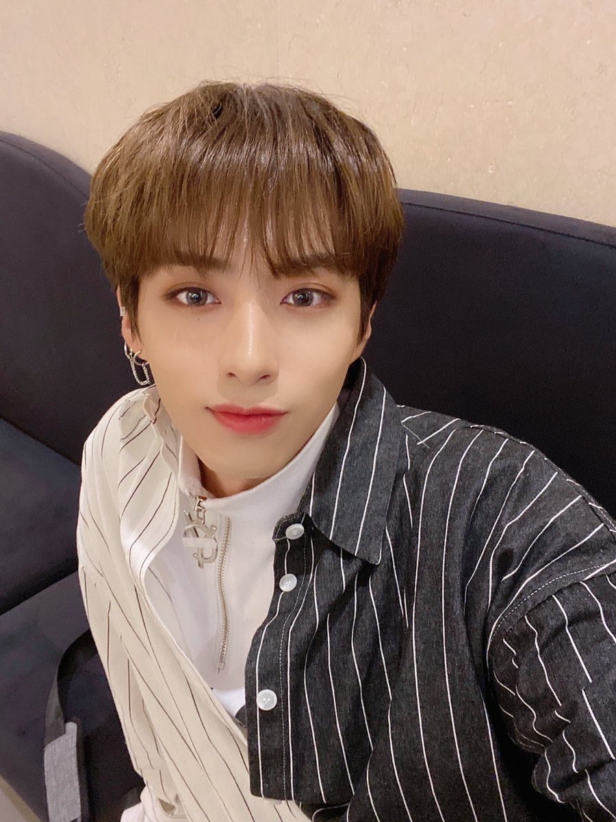 official_ONEUS's tweet photo. [#시온]
시온이의 시온로그🎞 잘 보셨나요?! 앞으로 계속 달님들이 궁금해하시는 소소한 일상들을 찍어보려구해요 응원 많이 해주세요! 아 그리구 음악중심 때 달님들이 메컵에 점 가려져서 아쉽대서 찐하게 찍어봤어요 어때요?! 오늘도 너무 사랑해 우리 달님들🌎❤️🌙 https://t.co/74G0wBQ1FW