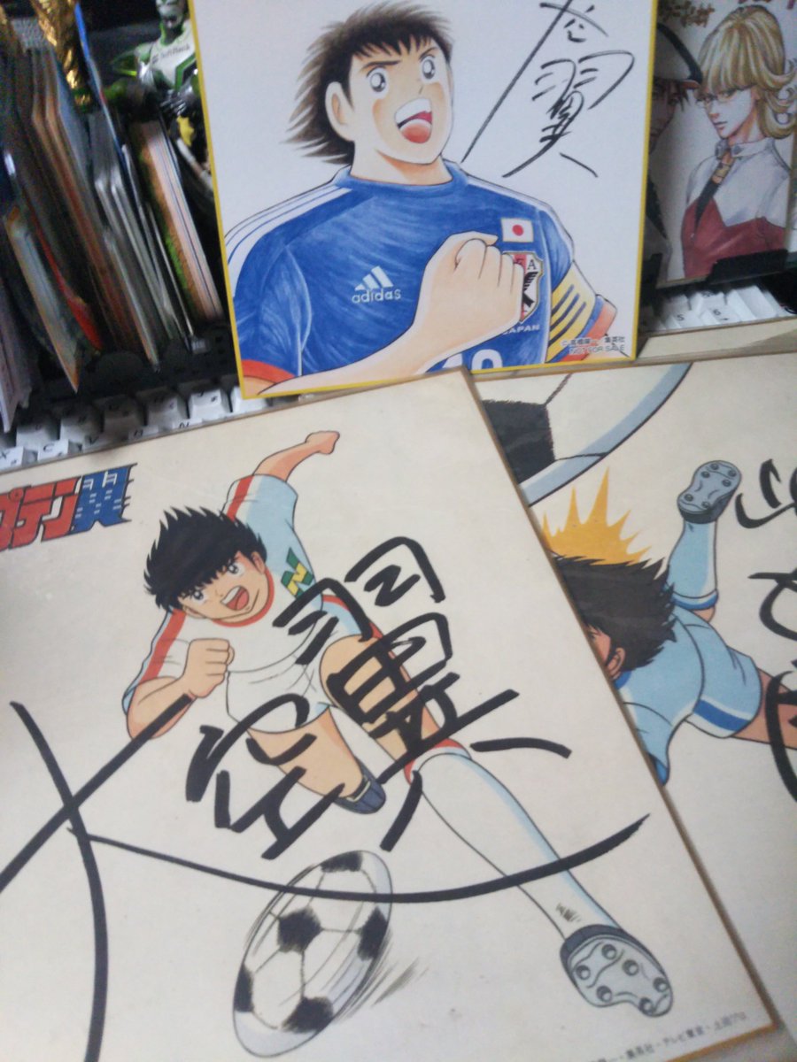 R2 あった 昭和版のキャプ翼グッズの サイン色紙ｗちゃんと著作権表記されてるので公式です 偽物っぽいけど公式ですｗ 空をちっちゃく書いて大と翼が大きいバランスなのは昔と変わってませんねｗｗｗ