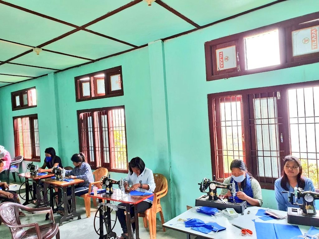 NITIAayog's tweet photo. #IndiaFightsCorona with grit!

The Wancho women's welfare society, along with admin of Longding, #ArunachalPradesh, is making masks for frontline staff, including ASHA &amp; Anganwadi workers. 

Share stories of champions around you using #CoronaWarriorsIndia 

📸- @DC_LongdingAP https://t.co/STBtfNol82