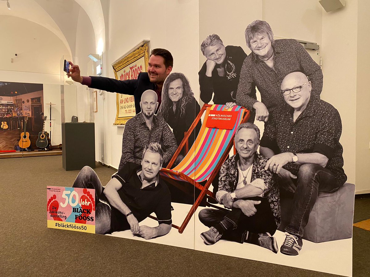 koeln_museum's tweet photo. Ein #Museumselfie mit den Fööss?🤳😲

Kurator @PhMHoffmann hat den #SelfiePoint für Euch bereits getestet - und demnächst dürft Ihr dann fleißig knipsen. 📸
Wir freuen uns schon auf Eure Selfies mit den #BläckFööss50👣! https://t.co/TL5XIWIiRs