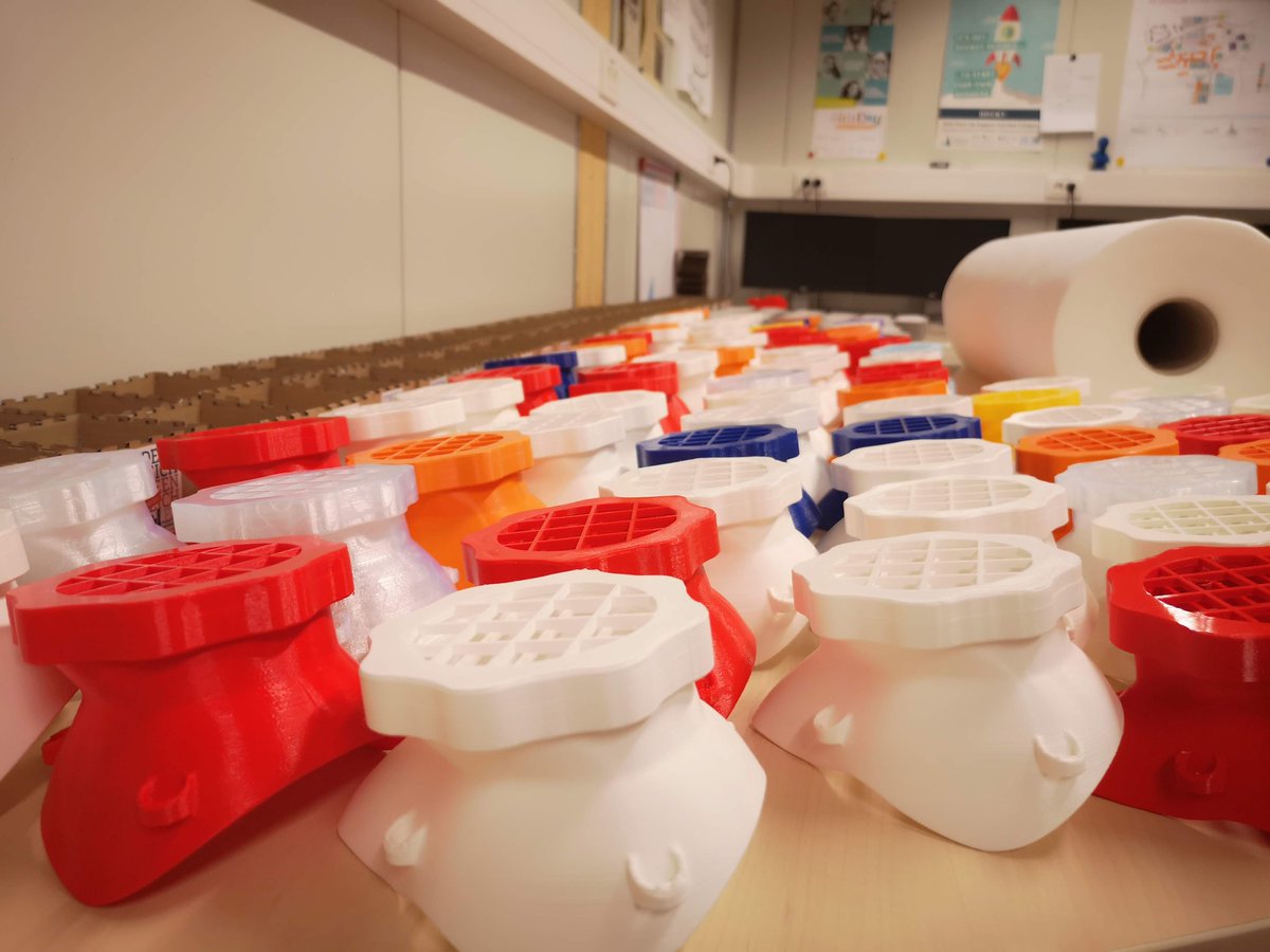 Die #3DDrucker stehen nicht still: Im #FabLab Ideenreich produzieren wir Behelfsmasken und Face Shields für die Krankenhäuser in #Flensburg und die @FlensburgBf: hs-flensburg.de/hochschule/akt…  #allefüralle #bleibtzuhause #flattenthecurve #3dprintvscovid19 #malteser #diako #covid_19DE