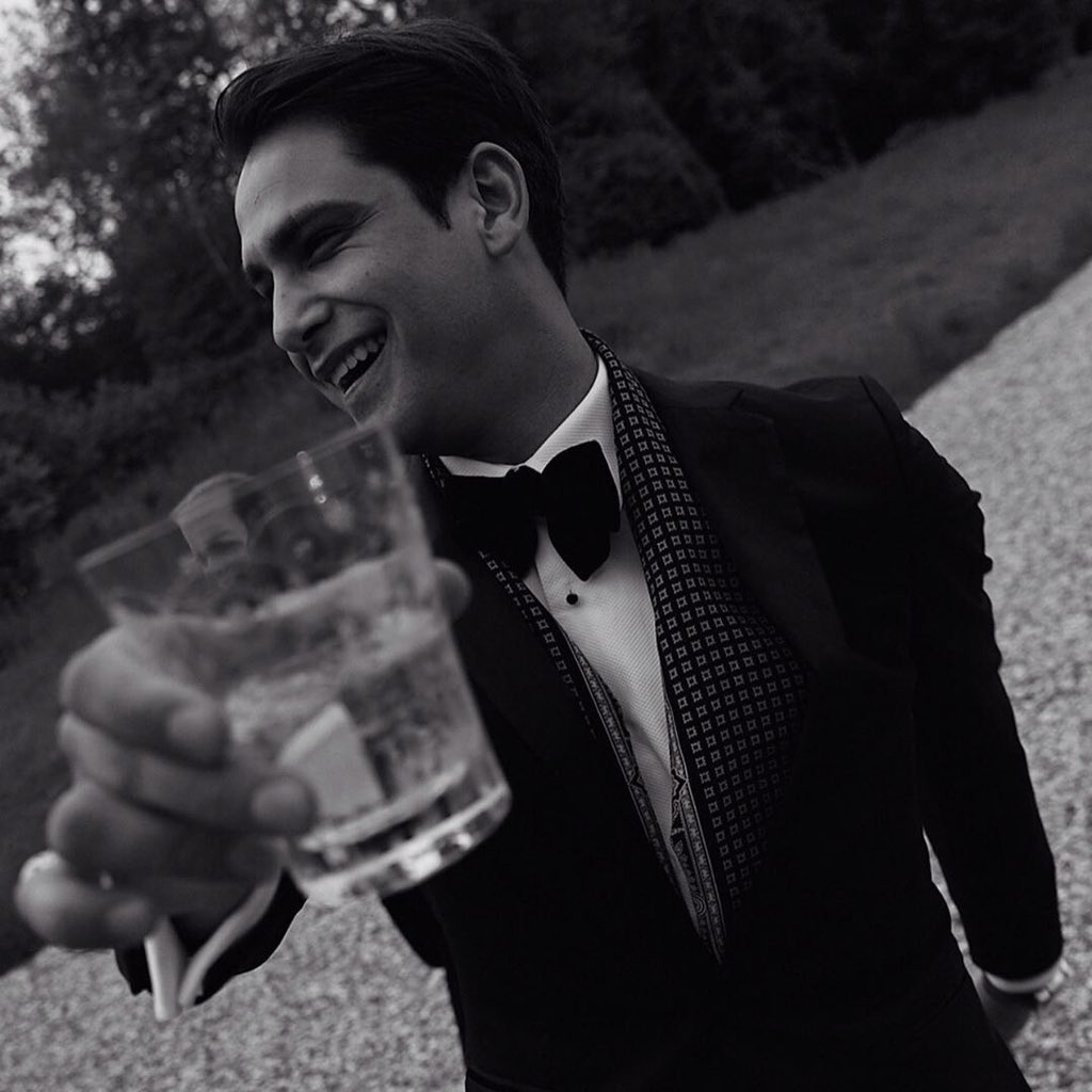 JuttaFreudig's tweet photo. #MusketeersEurope #LukePasqualino #lucapasqualino "Throwback to more dapper times with some fine company" #GoodwoodEstate #SamWay #GentlemansJournal #RoadToCannes May 2019 😍🥃🍾 Source: IG lucapasqualino https://t.co/aBdvnf307r