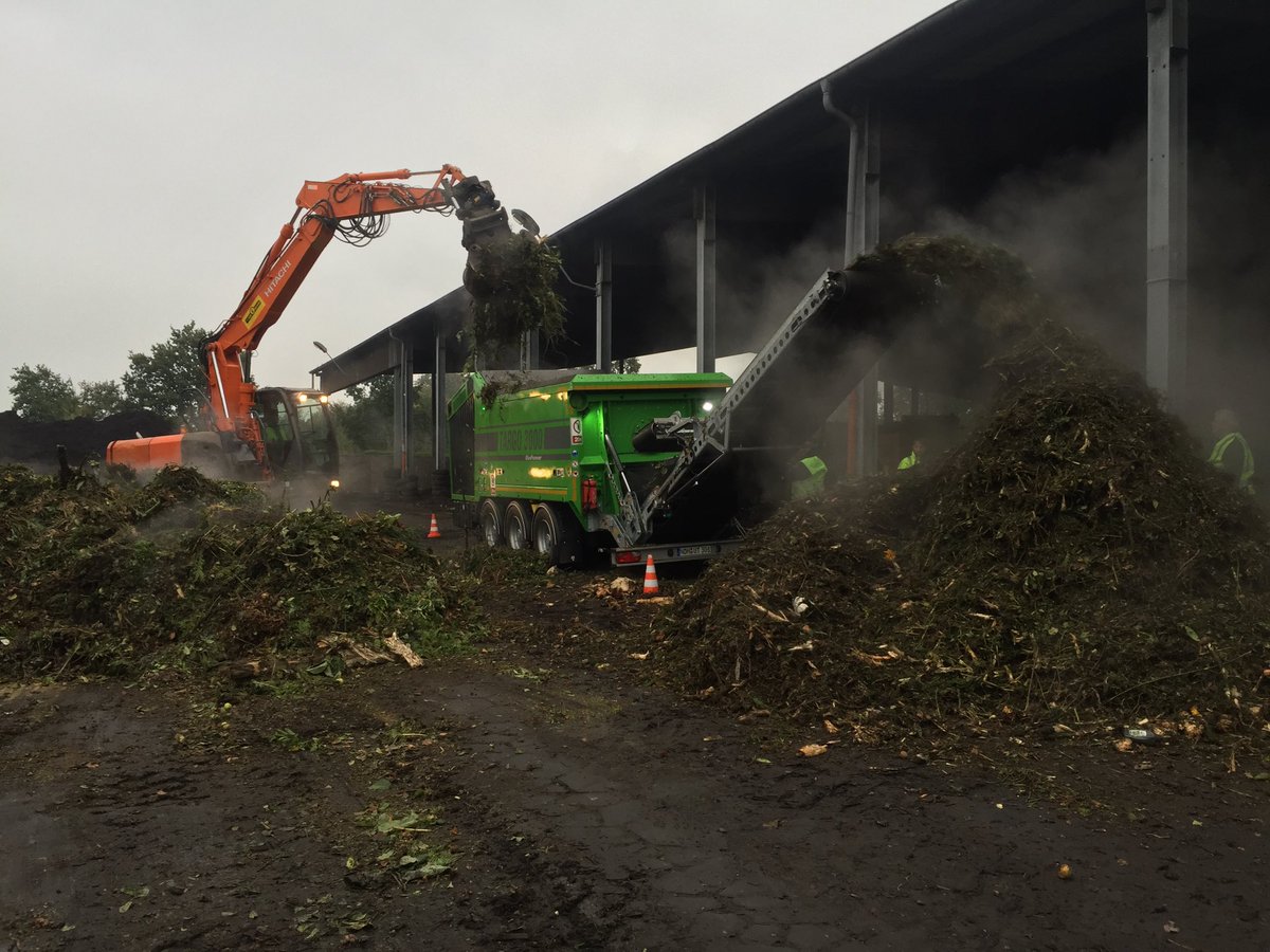 MachineryMP's tweet photo. The @NeuenhauserNa #Targo3000. Can anyone guess what sort of tonnages this beast was doing on this green waste? @EmeraldESI https://t.co/s326sFMt43