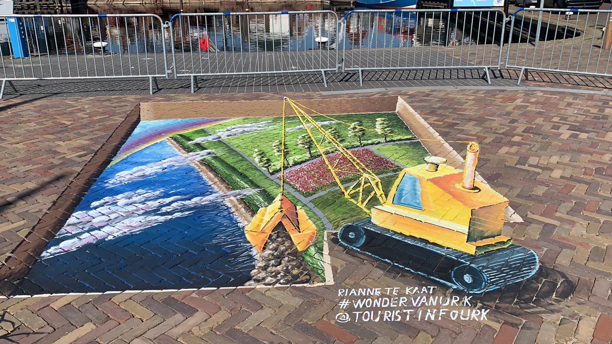 En de tweede 3D straatschildering is af! 
Hier zie je de inpoldering... de dijk is/wordt gedicht. Aan de ene kant het water en aan de andere kant de bomen, de velden en de tulpen!
#RianneTeKaat #Tulpen #inpoldering #Urk
#VerhaalVanFlevoland #WonderVanUrk