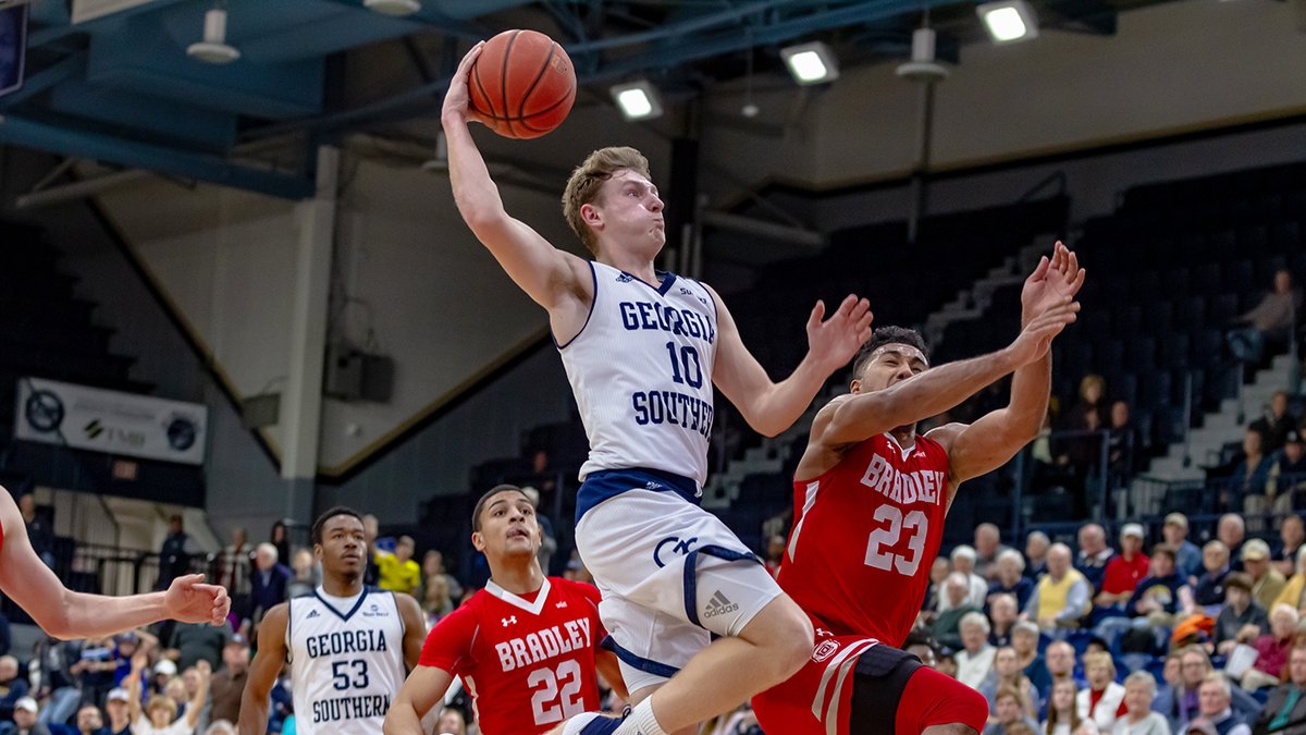 “ I am extremely excited to announce my commitment to the University of California Santa Barbara. Go Gauchos! 
Former GS guard Calvin Wishart has decided to transfer to the University of California Santa Barbara
Read Here: bit.ly/34dXxZw
Article by @Jackson_Action0