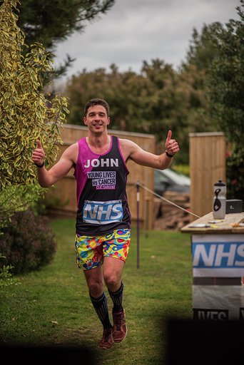 soph_meadows's tweet image. Superstar @john_harris13 completed his garden #marathon on Saturday in 4hrs 21mins and has raised a whopping £6,500+ for the #NHS &amp;amp; @CLIC_Sargent. Thank you so much! I'm sure the October @LondonMarathon will be a walk in the park now... #charity #fundraising #ukrunchat #runner