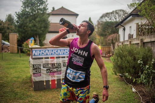soph_meadows's tweet image. Superstar @john_harris13 completed his garden #marathon on Saturday in 4hrs 21mins and has raised a whopping £6,500+ for the #NHS &amp;amp; @CLIC_Sargent. Thank you so much! I'm sure the October @LondonMarathon will be a walk in the park now... #charity #fundraising #ukrunchat #runner