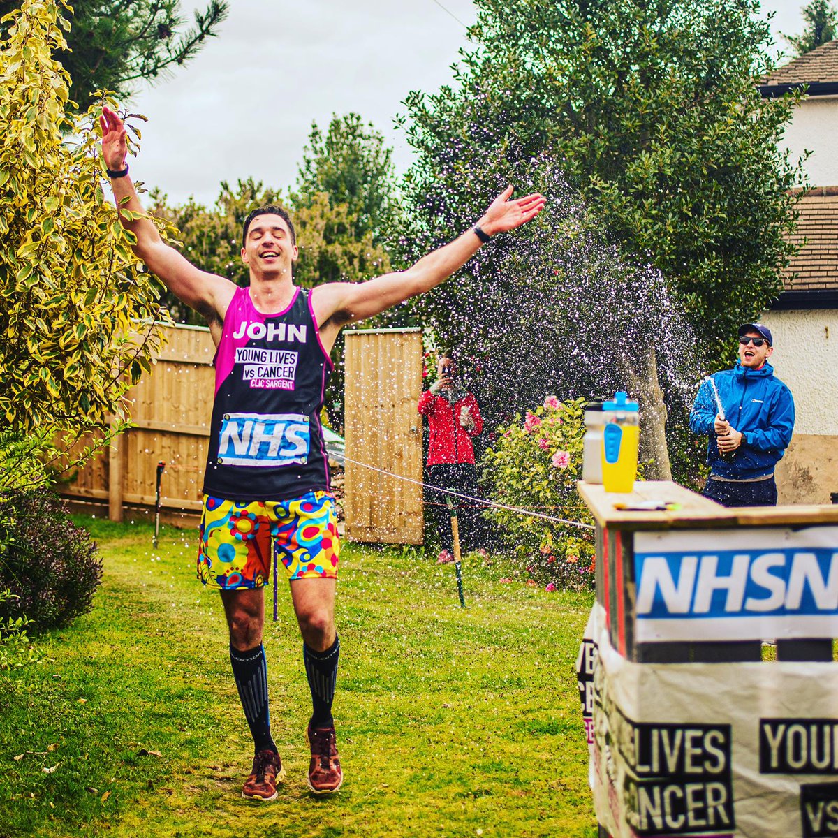 soph_meadows's tweet image. Superstar @john_harris13 completed his garden #marathon on Saturday in 4hrs 21mins and has raised a whopping £6,500+ for the #NHS &amp;amp; @CLIC_Sargent. Thank you so much! I'm sure the October @LondonMarathon will be a walk in the park now... #charity #fundraising #ukrunchat #runner