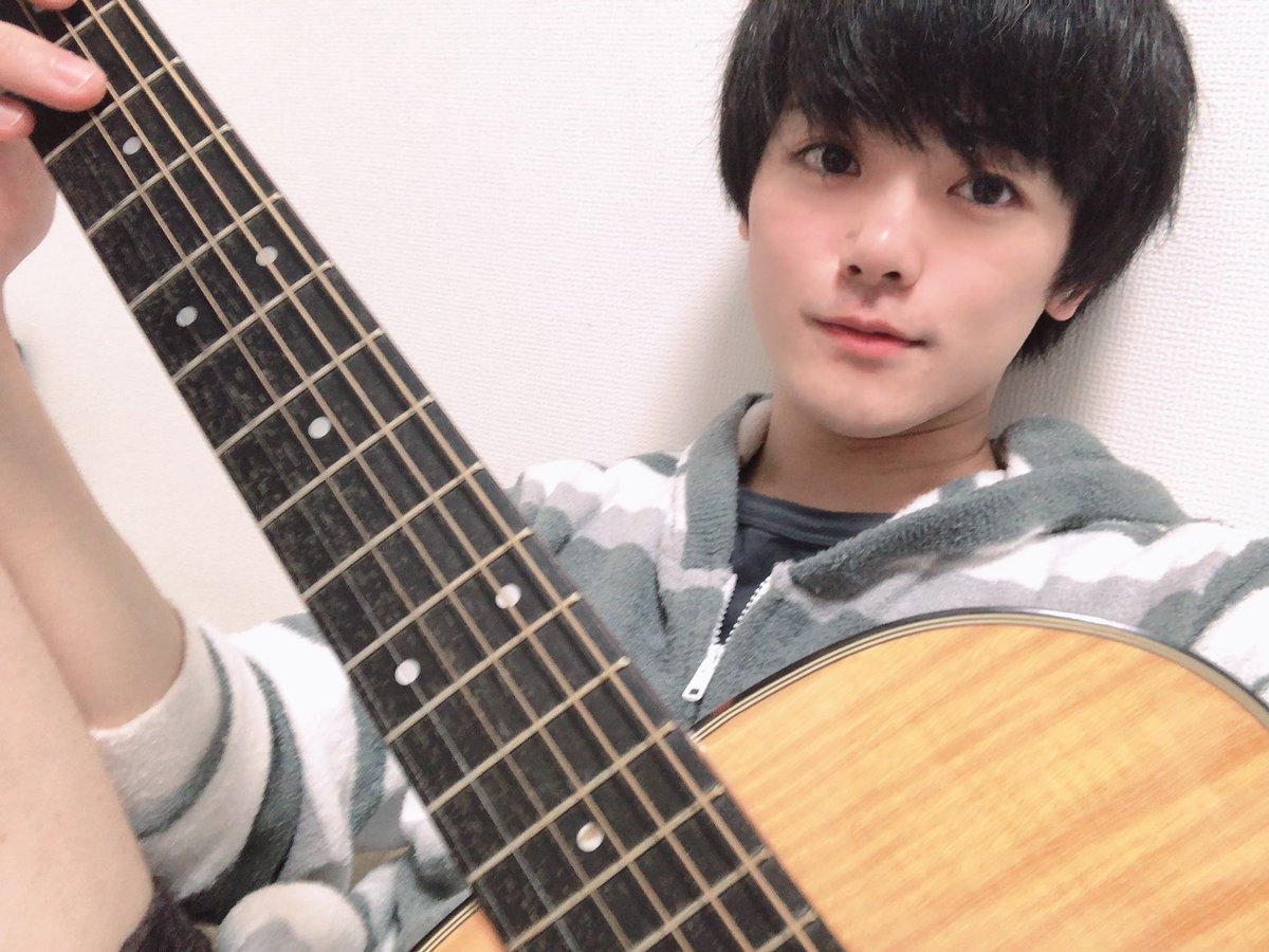 Ryoki_N0826's tweet photo. #うちなに？
#enjoyathome
#手を洗おう
#avexmanagement

自分が出演してた作品や、自分の大好きな作品を観たり、絶賛練習中のギターを弾いたりして過ごしてます〜！
みんなも、手洗いうがいして充実し���日々を過ごそうー！ https://t.co/VPlVOzvCe9
