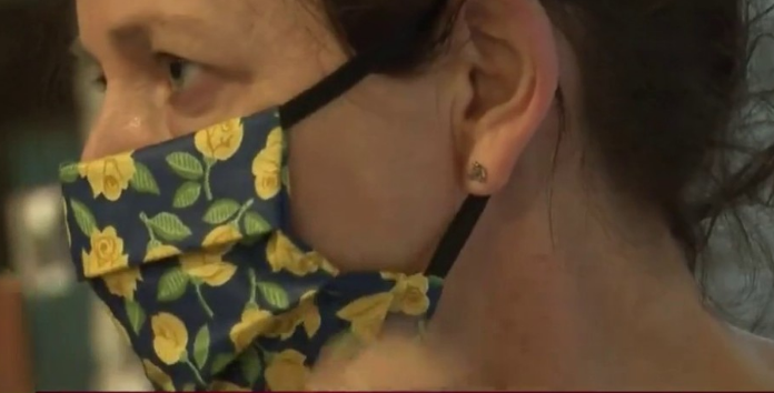 BFMTV's tweet photo. Les masques "faits maison" protègent-ils vraiment du coronavirus ? #COVID19  https://t.co/okGHCNkryE https://t.co/lcntRvvINf