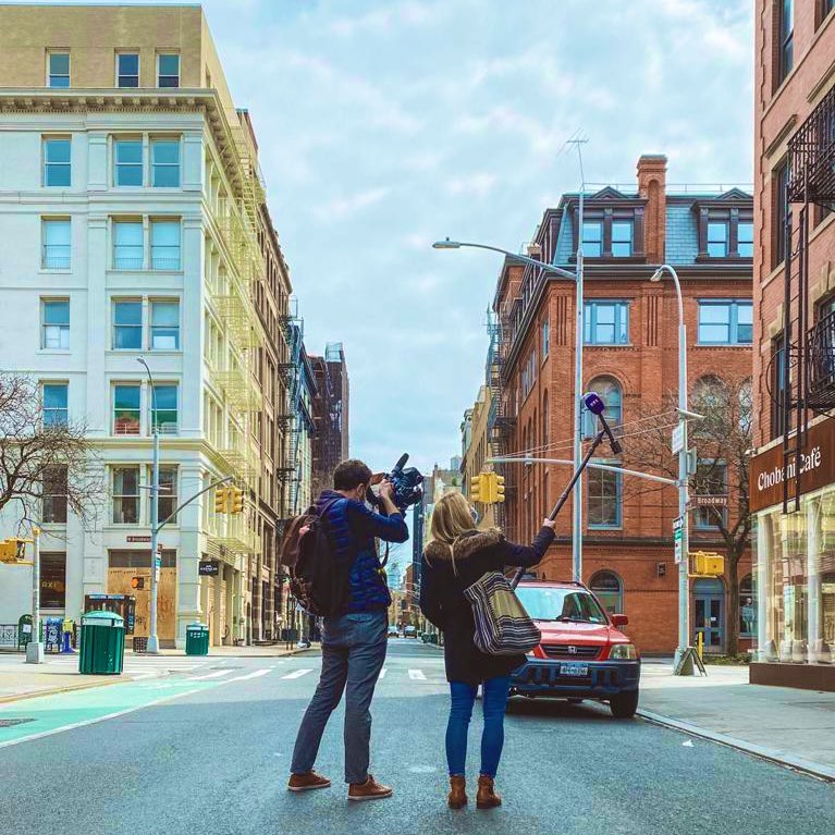 Interview-balcon dans les rues de New York pour le 13h de demain. Photo par @sofieroelens