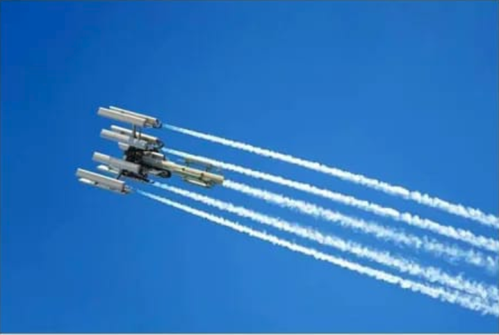 Rare photo d'une antenne 5G répandant le #coronavirus via les #Chemtrails . #NousSachons