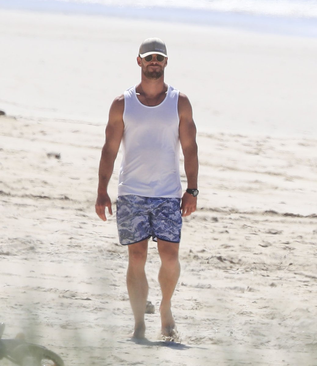 CHOnlineMedia's tweet photo. 📸 Chris Hemsworth hoje em uma praia em Byron Bay, na Austrália. https://t.co/EWQUfunMnA