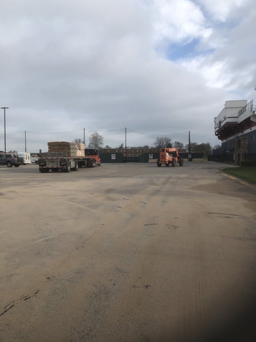 SCWarriorVB's tweet photo. Delivering the floor for the new gym this morning! Continuing to make great progress on the Gleason Project. #swordsuo #LetsGo https://t.co/kjSTcUrSc2
